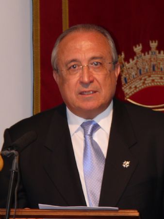 MS DE UN CENTENAR DE PERSONAS ARROPARON A LOS FAMILIARES DE LORENZO GUARDIOLA EN EL ACTO RECUERDO A SU FIGURA