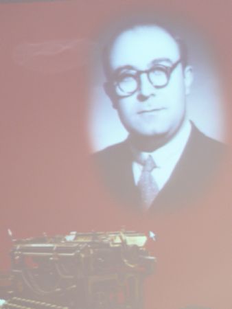 MS DE UN CENTENAR DE PERSONAS ARROPARON A LOS FAMILIARES DE LORENZO GUARDIOLA EN EL ACTO RECUERDO A SU FIGURA