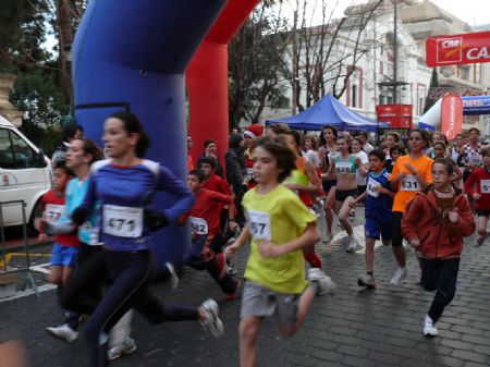 LA LLUVIA RESPET LA III CARRERA POPULAR NAVIDEA EN LA QUE TOMARON PARTE CERCA DE 500 CORREDORES