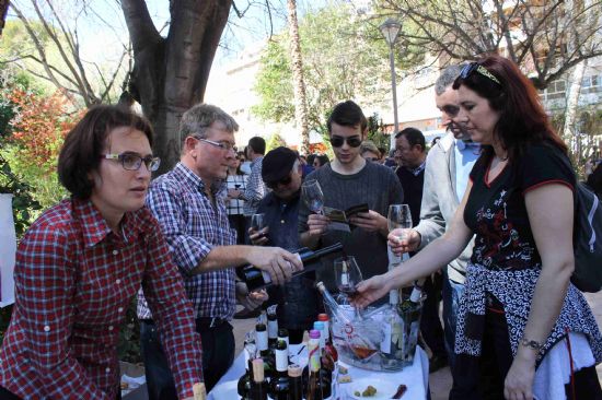 La Miniferia del Vino de Semana Santa trae a Jumilla a cientos de personas de la Regin y comunidades vecinas