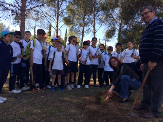 Cinco colegios han participado hoy en la primera de las jornadas de reforestacin