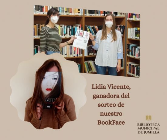Lidia Vicente, ganadora del concurso BookFace organizado por la Biblioteca Municipal con motivo del Da del Libro