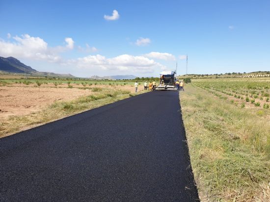 Recta final de las obras de asfaltado de dos tramos del camino de la Jimena y de la cuesta de La Parra