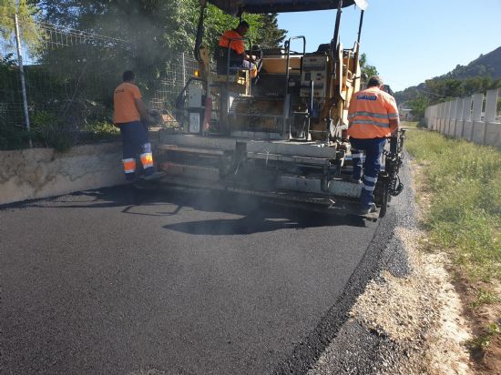 Recta final de las obras de asfaltado de dos tramos del camino de la Jimena y de la cuesta de La Parra