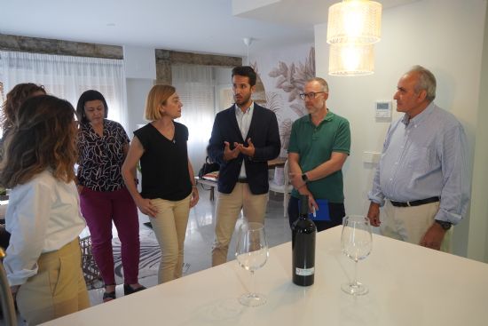 El director general de Calidad Turstica y la alcaldesa han visitado a profesionales del sector turstico en Jumilla