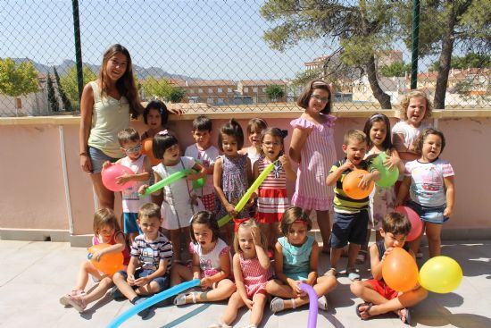 Decenas de nios y nias de Jumilla despiden las diversas ludotecas y escuelas de verano con almuerzos, juegos y entrega de diplomas 