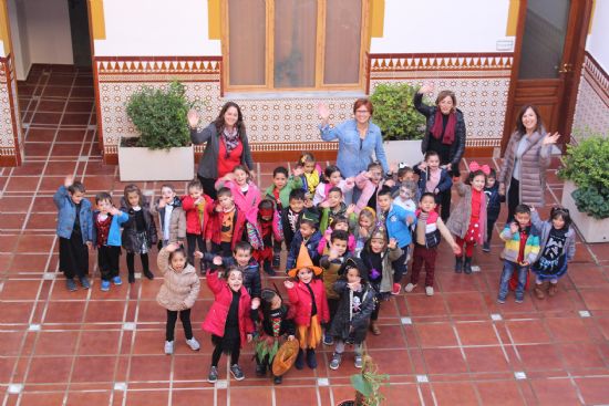 La alcaldesa recibe en el Ayuntamiento a los alumnos de Infantil de 4 aos del Colegio La Asuncin