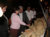 Ver foto 1 - Mª Dolores Alarcón durante su visita a los stands de la Asociación de Artesanos de Jumilla.