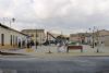 Ver foto 2 - PLAZA DE LAS ESCUELAS CAÑADA DEL TRIGO: Otros de los elementos que se han sustituido han sido los alcorques de arbolado que rodean los macizos de árboles de la plaza, con piezas de hormigón de estética similar a la armonía del enclave. Así mismo, la fuente de agua potable también se ha cambiado por una nueva de similares características.

Dentro del mobiliario urbano, se han repuesto las papeleras y bancos con elementos nuevos, y se ha acondicionado una zona de juegos infantiles,  con un perímetro de firme de caucho, para la comodidad de los escolares.
